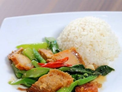ข้าวคะน้าหมูกรอบ